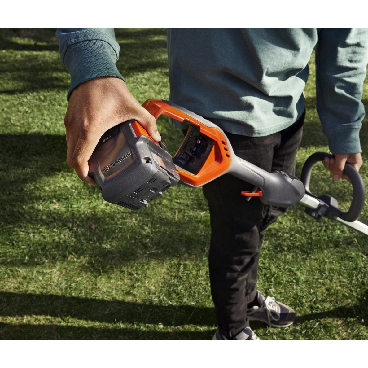 HUSQVARNA 215iL be akumuliatoriaus ir įkroviklio 1