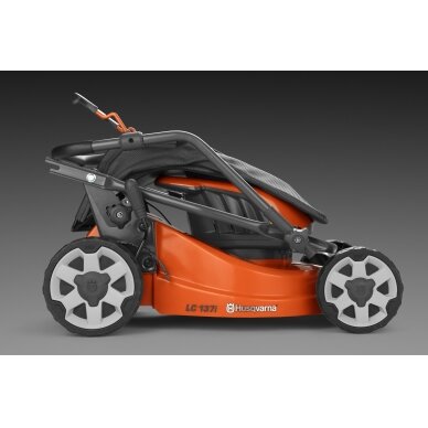 HUSQVARNA LC 137i be akumuliatoriaus ir įkroviklio 6